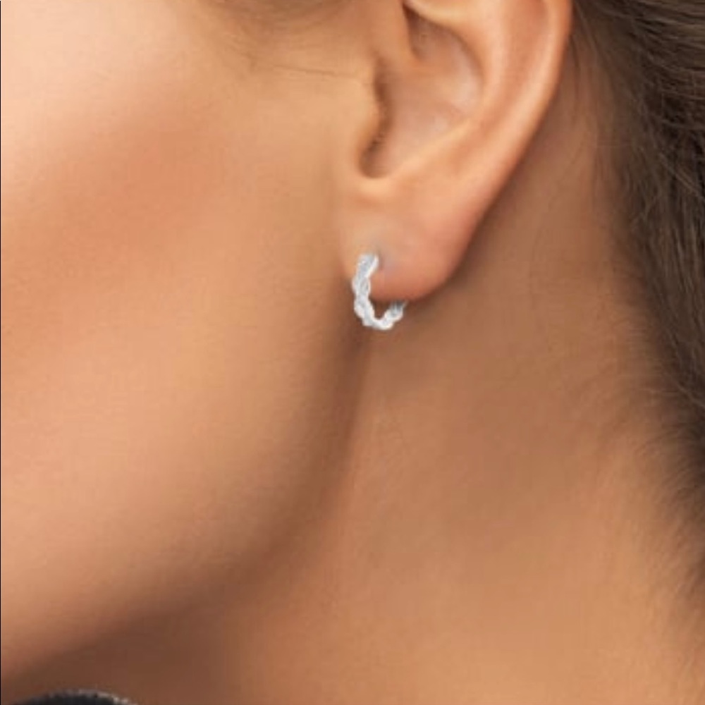 1️⃣0️⃣0️⃣NWOT Diamond Swirl Hoop Earrings BRAND NEW